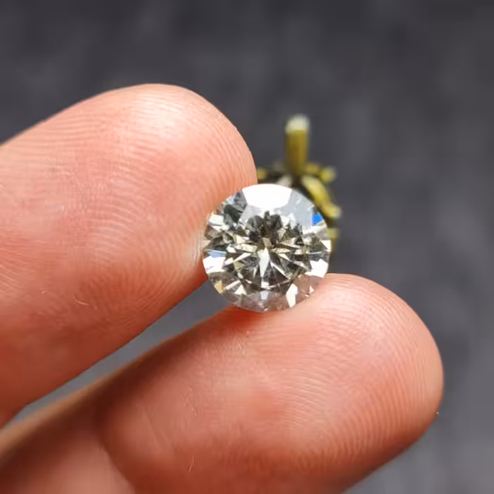 نگین فوق العاده زیبای سنگ موزانایت اصلی با سختی 10 و با وزن 2قیراط 
کد  27626