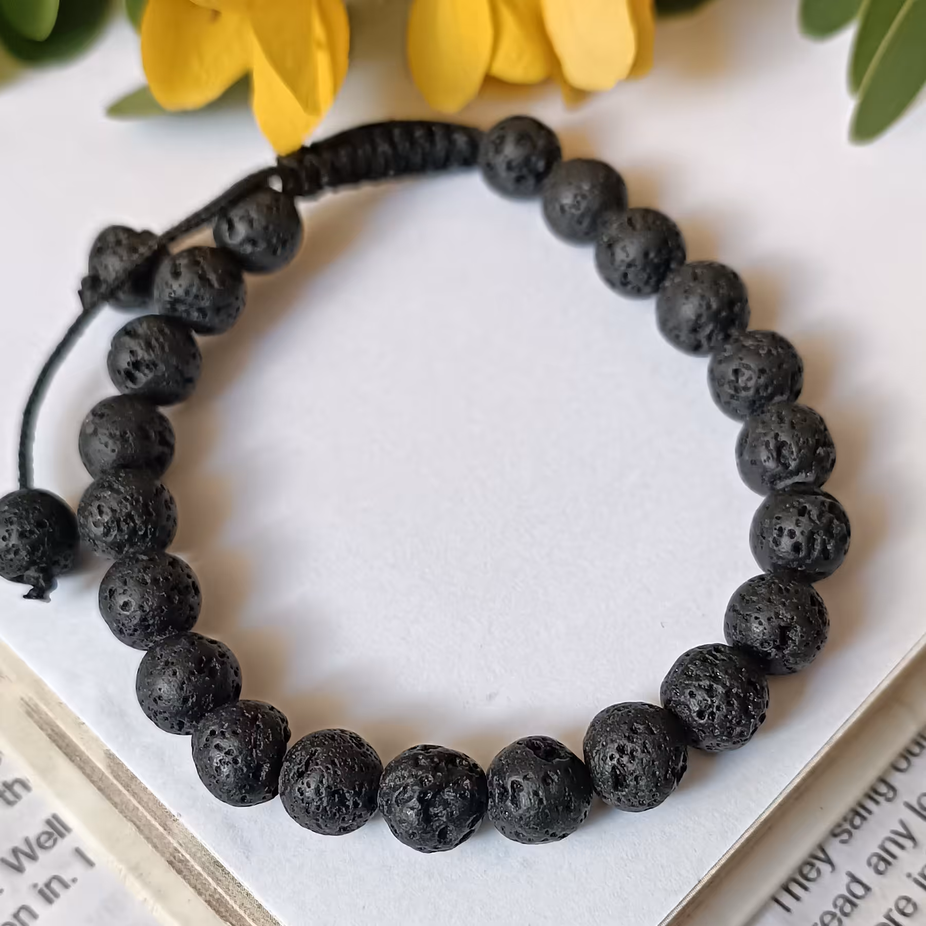 دستبند سنگ لاوا اصل با کیفیت درجه یک و گره کشویی قابل تنظیم و امکان تبدیل به بند کشی در صورت تمایل شما 