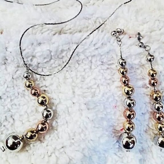 نیم ست زنانه طرح توپی سه رنگ هست رنگ ثابت و ضدحساسیت میباشد و با زنجیر میباشد