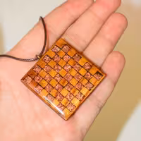 شطرنج چوب رزین گردنبند شطرنج شطرنج چوبی شطرنج مسی شطرنج براده مس گردنبند خاص