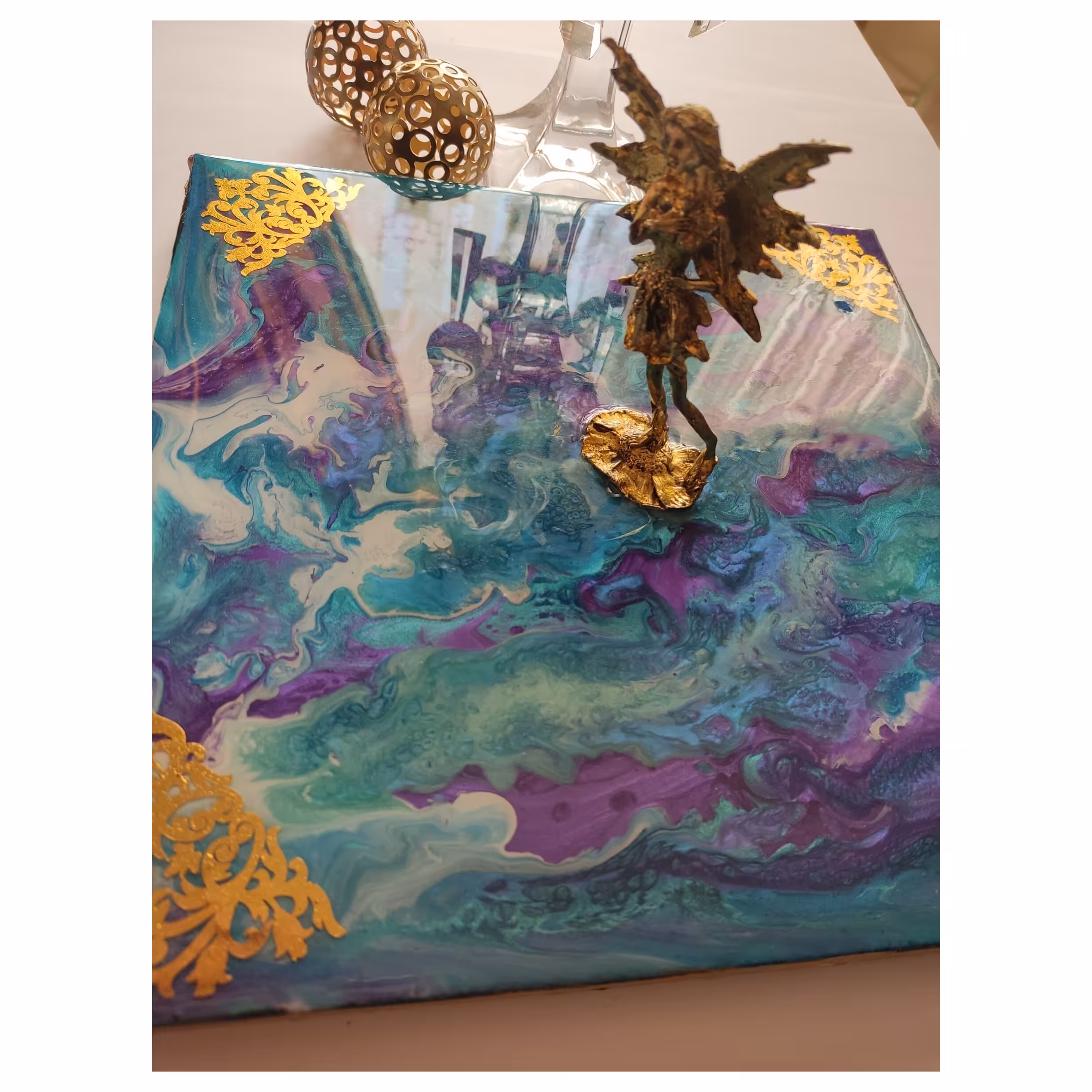 استند زیبا چوب و رزین با تزیین فرشته فلزی یک کار بینظیر و دوست داشتنی برای استند شمع و لوازم خاص شما