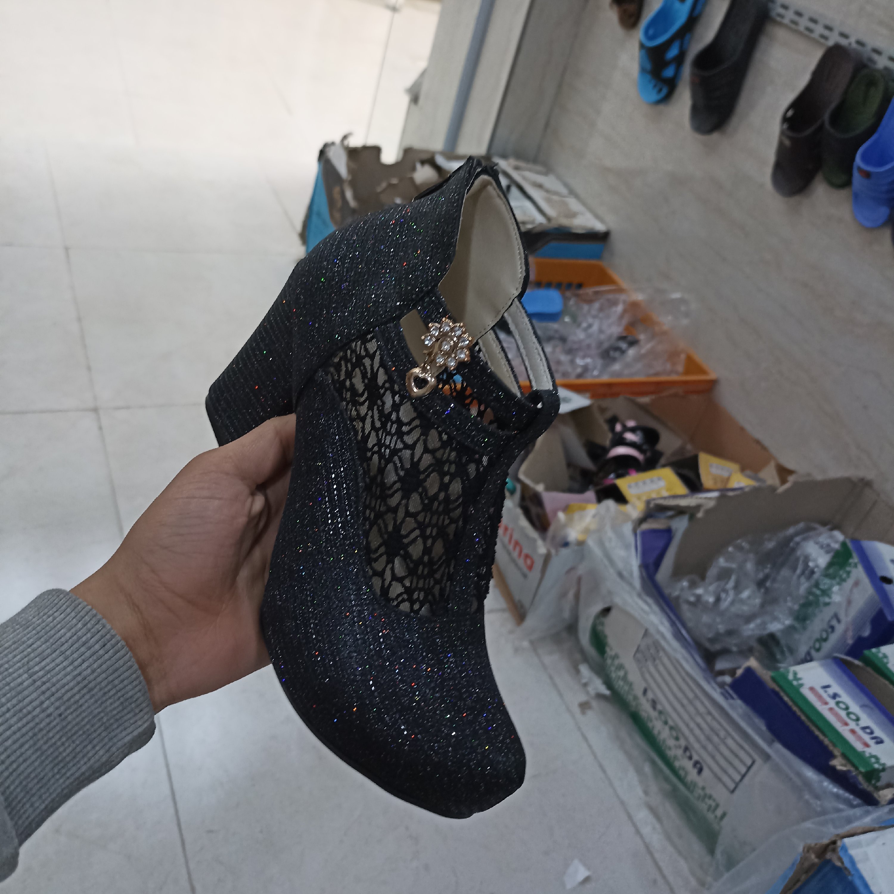 کفش پاشنه دار اصل چرم مصنوعی طرح سه بعدی نگین دار