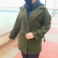 کت فوتر سبز یشمی یقه انگلیسی قد 80استین بلند فلش دار دکمه میخورد 