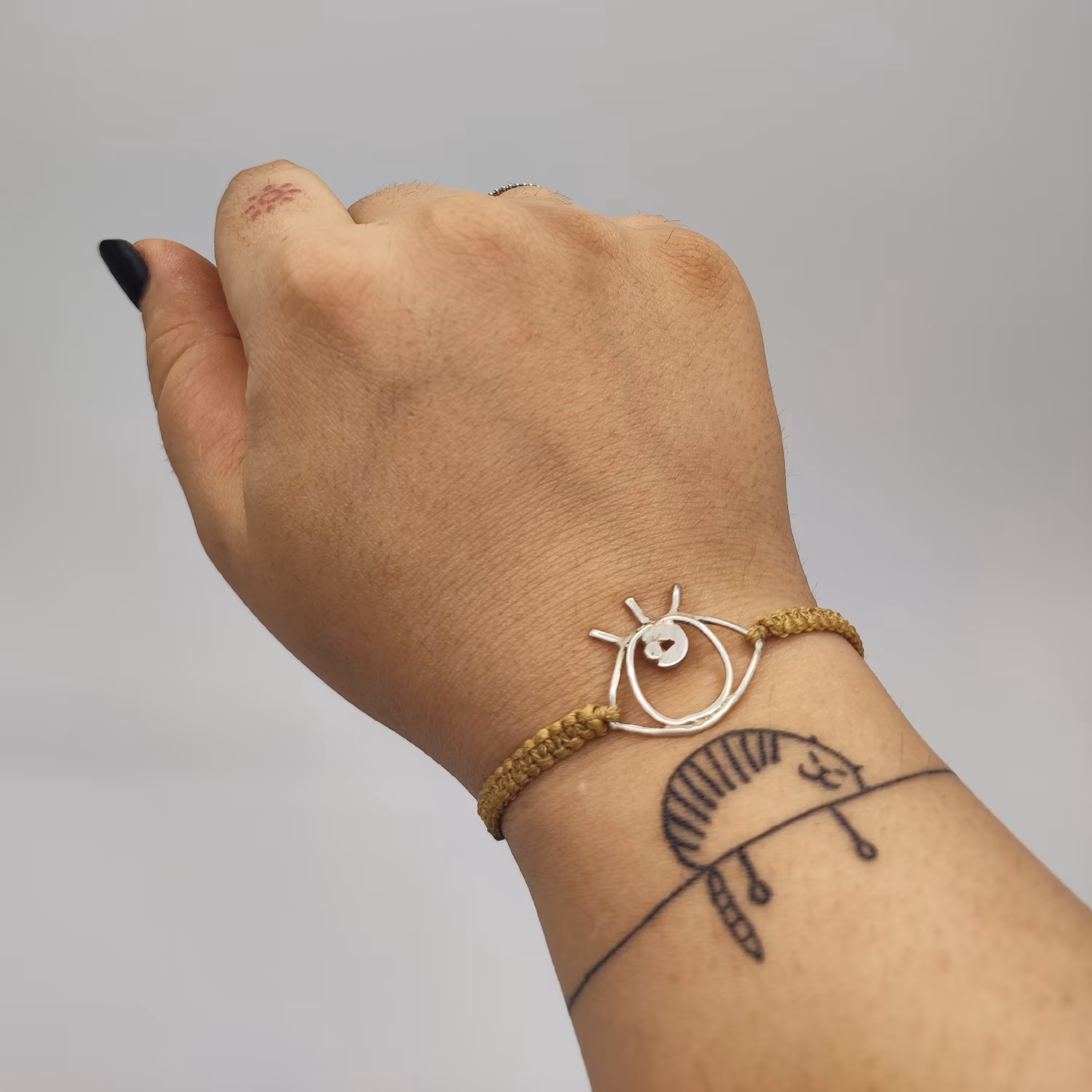 دستبند چشم. نقره دست ساز. بند دست بافِ قابل تنظیم.