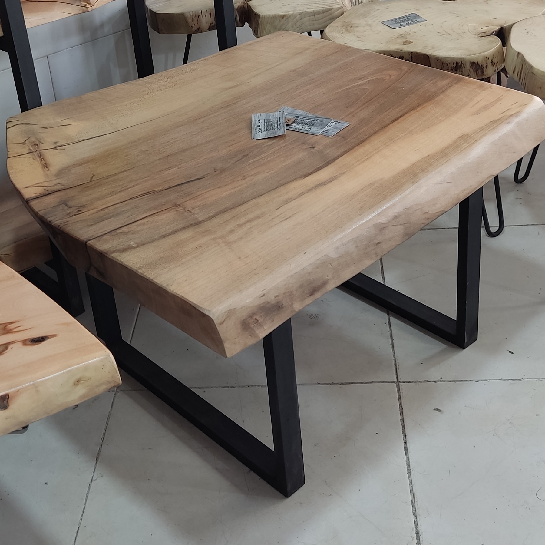 میز جلومبلی روستیک چوب گردو و رز ین با پایه فلزی پروفیلی