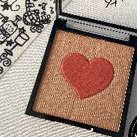 رژگونه هایلایتر