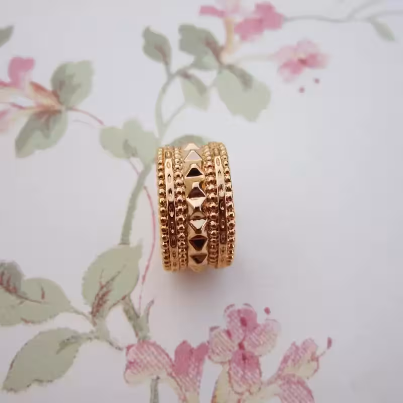 انگشترزنانه جواهری رنگ ثابت طرح طلاعیار21کیفیت عالی موجودی سایز6و7و8کد45