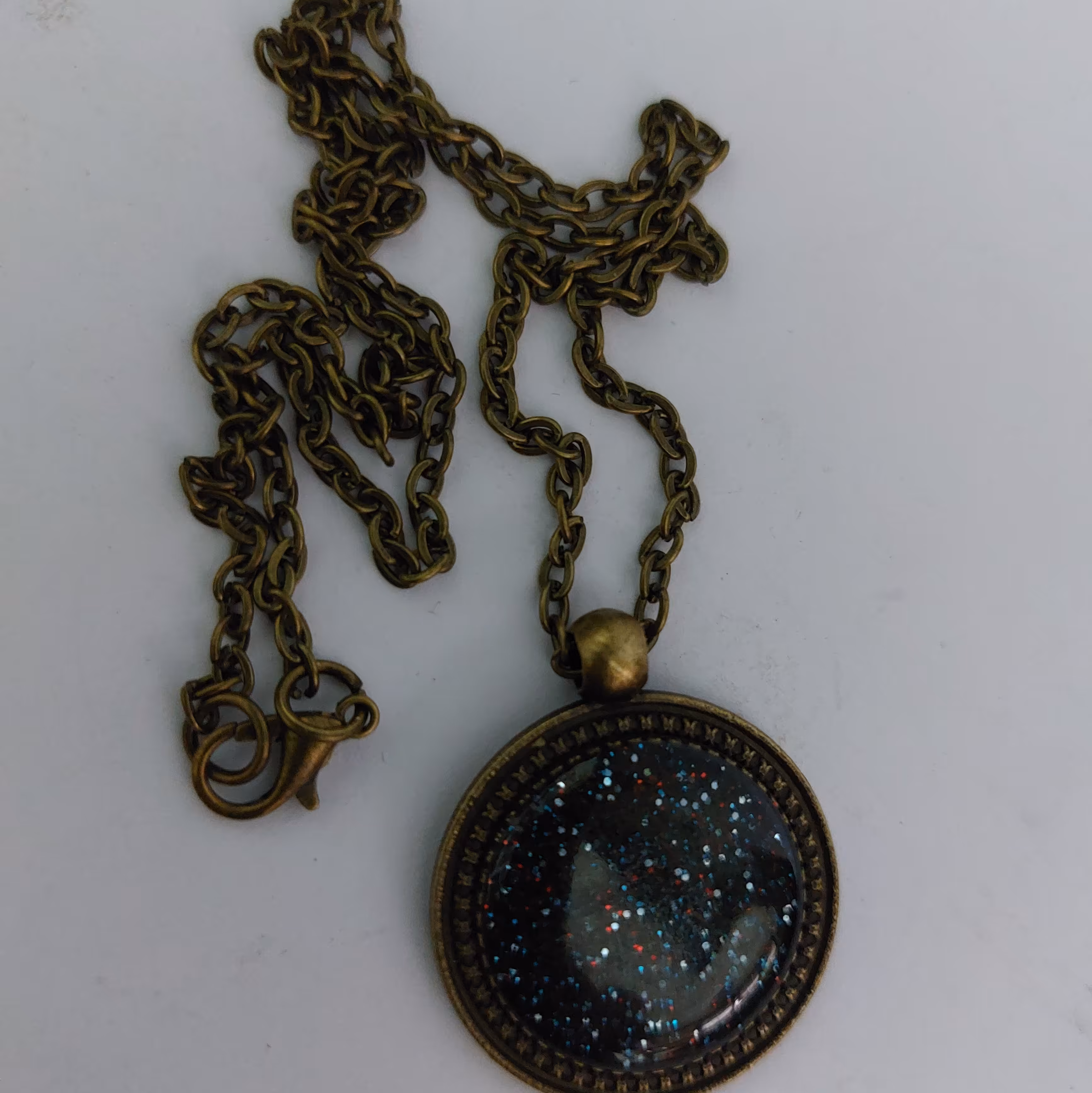 گردن بند رزین طرح کهکشانی با قالب برنزی و زنجیر 40 سانتی