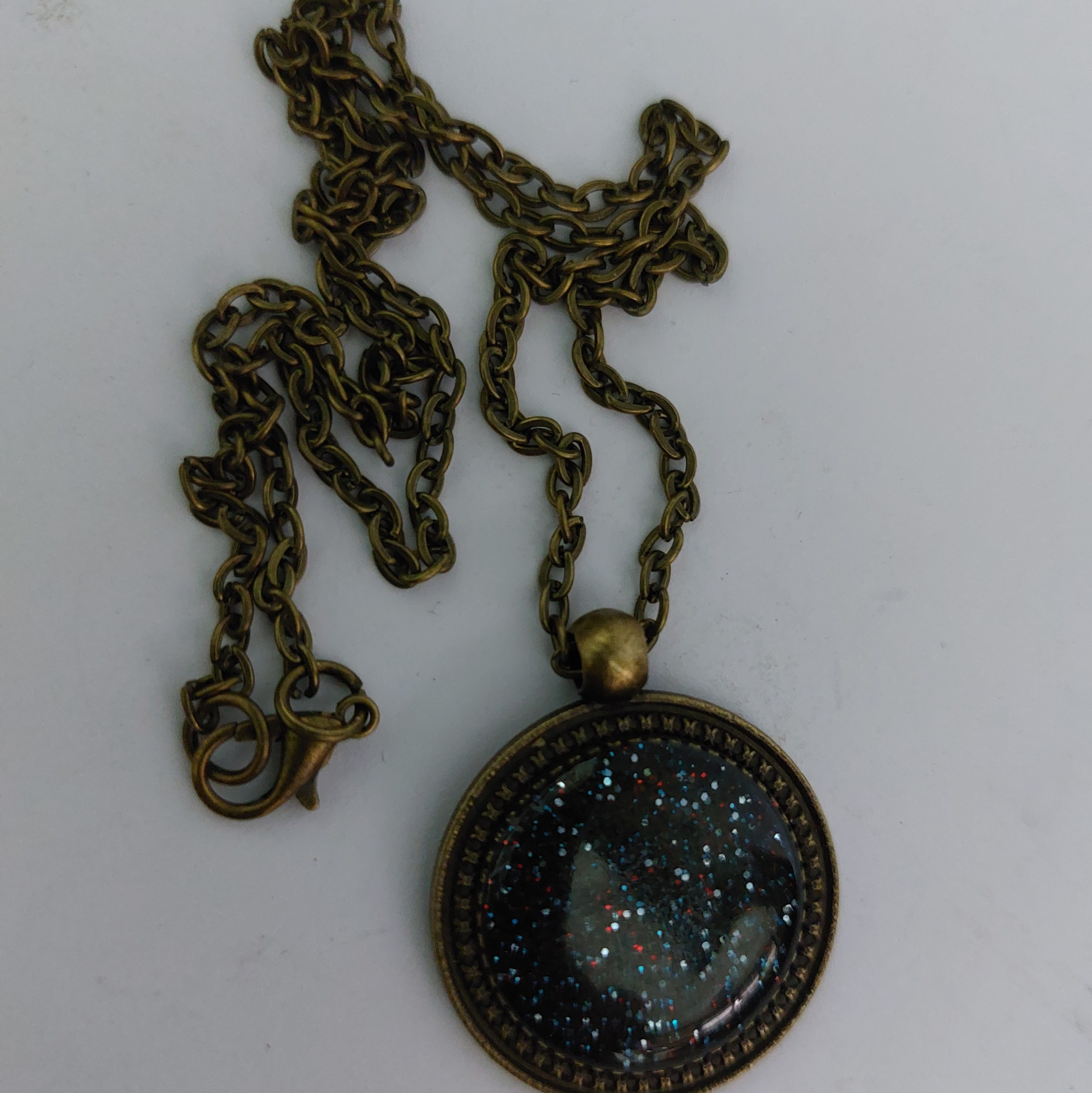 گردن بند رزین طرح کهکشانی با قالب برنزی و زنجیر 40 سانتی