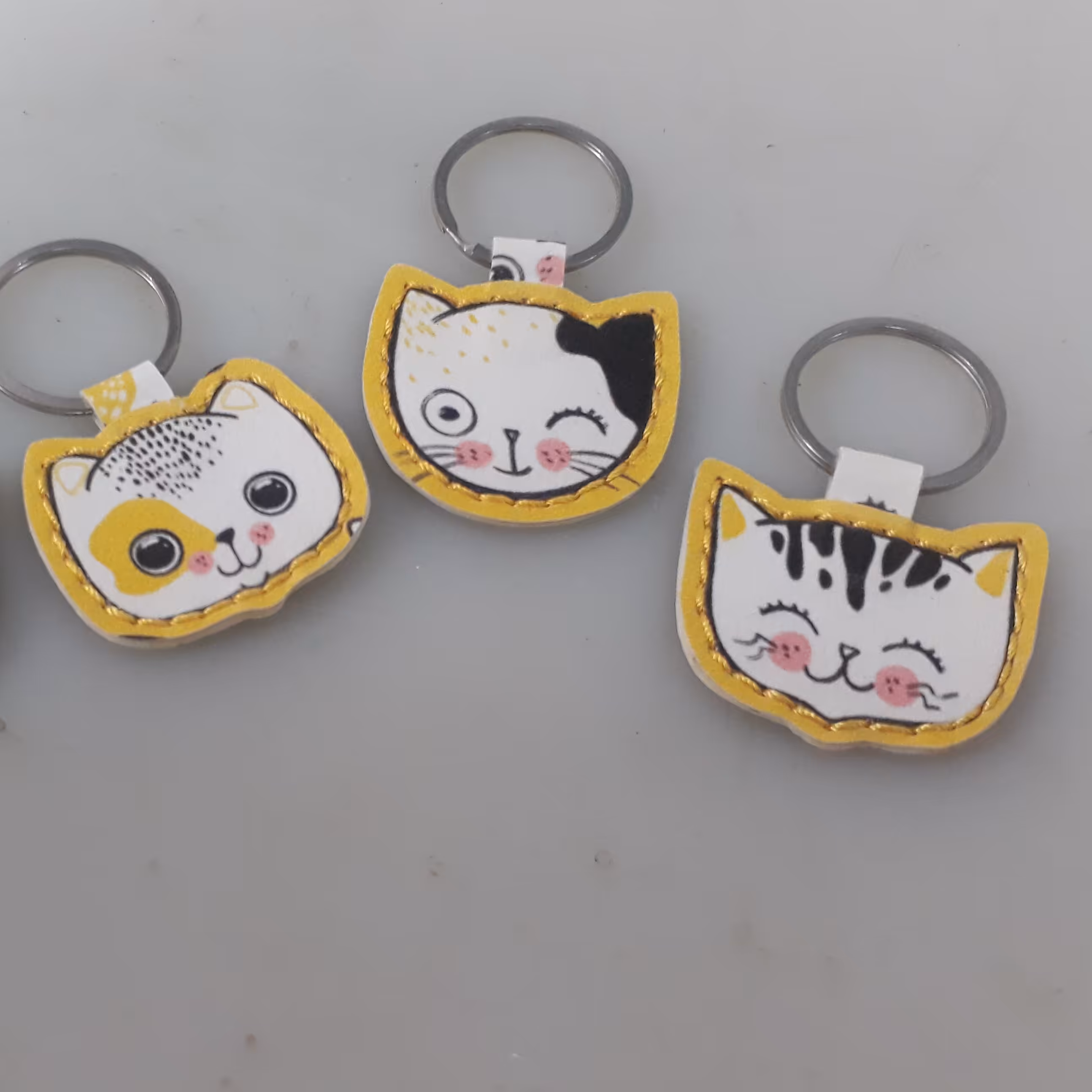 سرسوئیچی چرم دست دوز طرح گربه فانتزی شیک وخاص هدیه مناسب سرکلیدی خاص وشیک