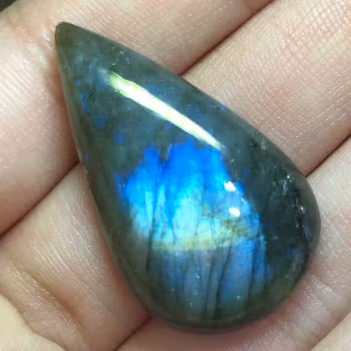 نگین لابرادوریت   وارداتی از کشور لابرادور کانادا با تلالویی بی نظیر با تراش اشکی شکل بسیار زیبا کد 121