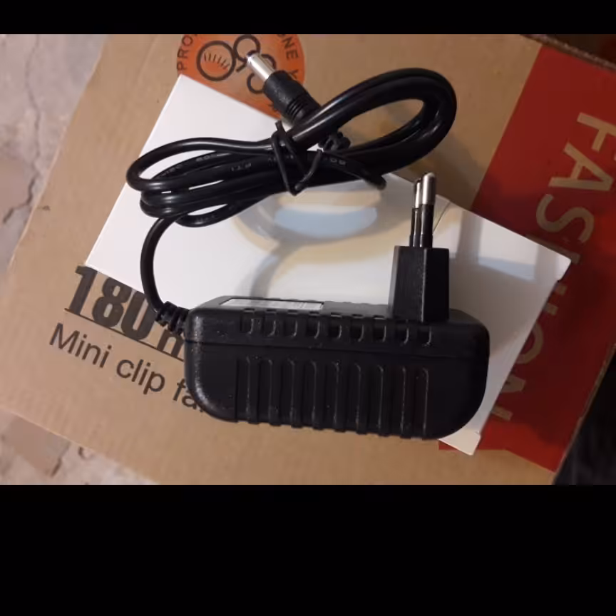 ترانس یا آداپتور  چراغ شارژی  9 ولت 2 آمپر هزینه ارسال پست پسکرایه 