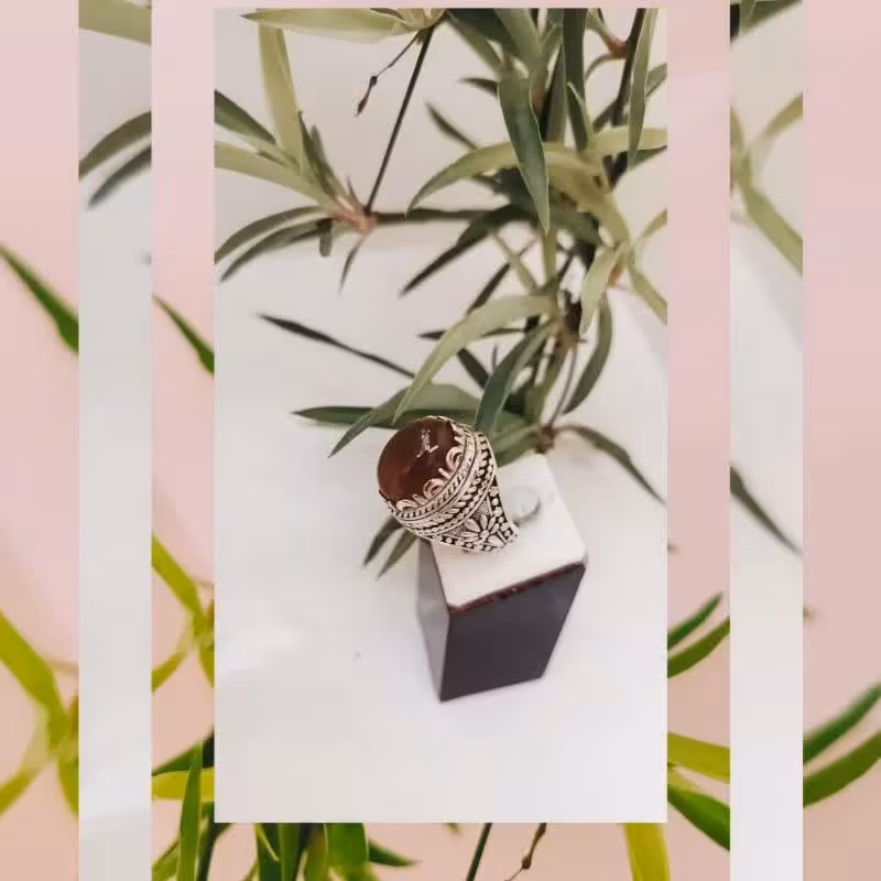 انگشتر  مردانه نقره925 سایز64 نگین عقیق یمنی  وزن کار15.5گرم  تاج برنجی   همراه با فاکتور  تضمین عیار  