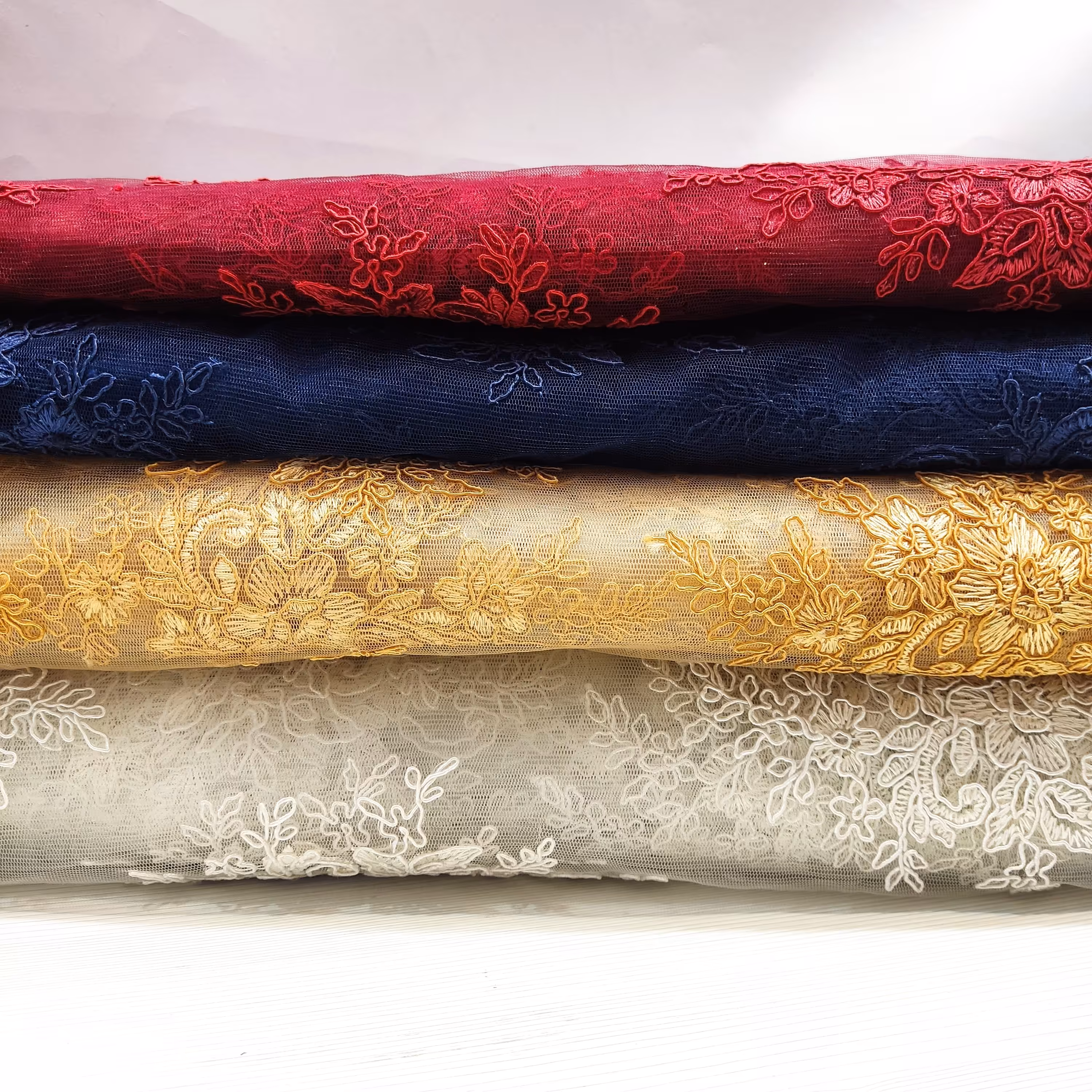 پارچه گیپور مجلسی،مناسب برای مانتو،کت،پیراهن،خرج کار.زرشکی تموم شده