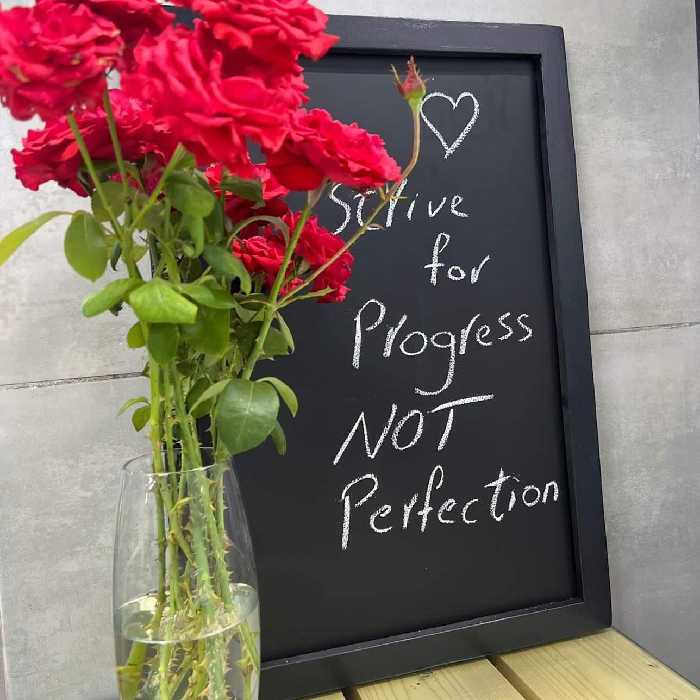 تخته سیاه دیواری ابعاد 60در40  رنگ قاب مشکی 