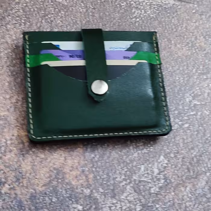 جاکارتی چرم طبیعی گاوی،دوخته شده بانخ ابریشم،دارای 6عدد جای کارت روی کار دوعدد هم داخل کار جامیشود