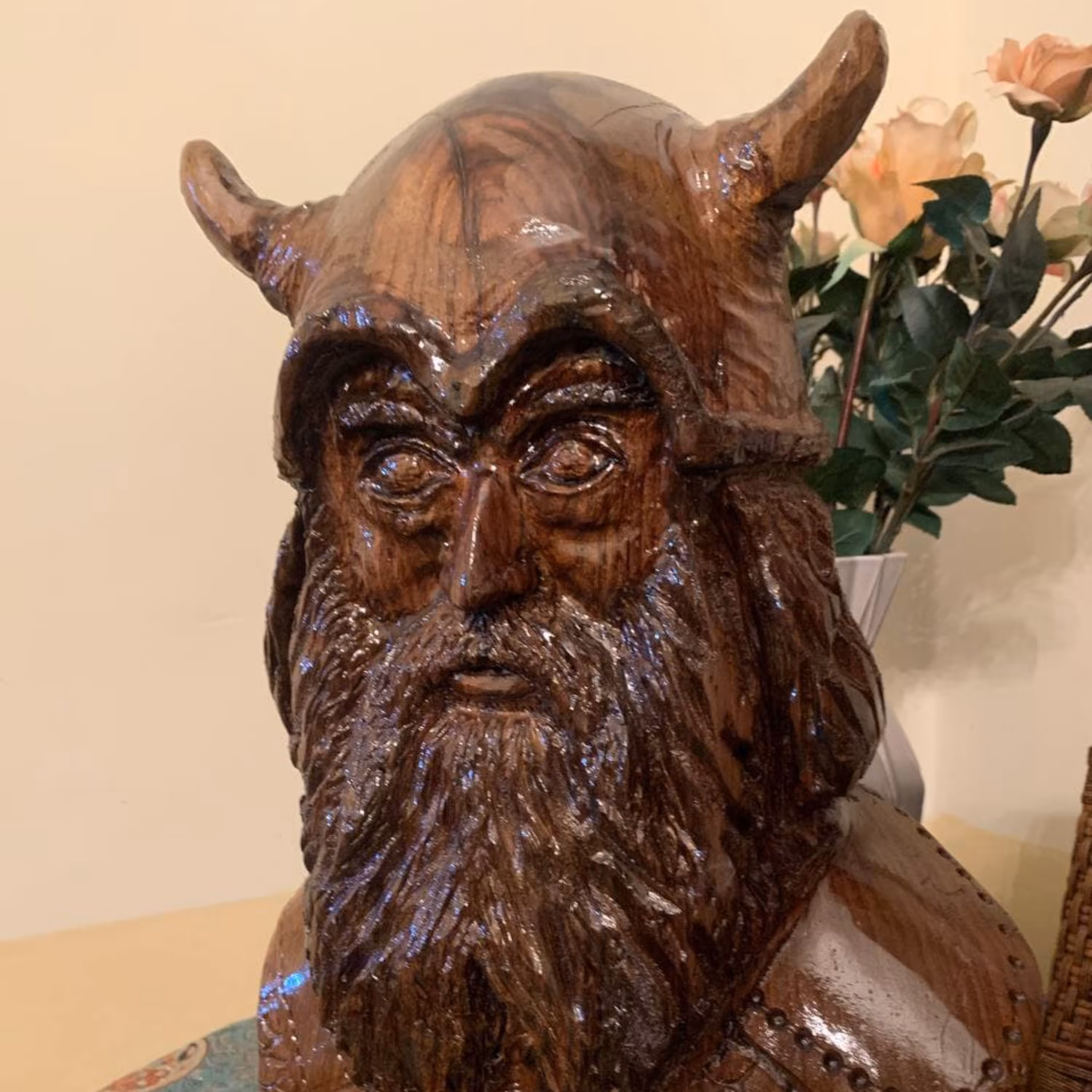 مجسمه چوبی رستم- چوب گردو- کاملا دست ساز