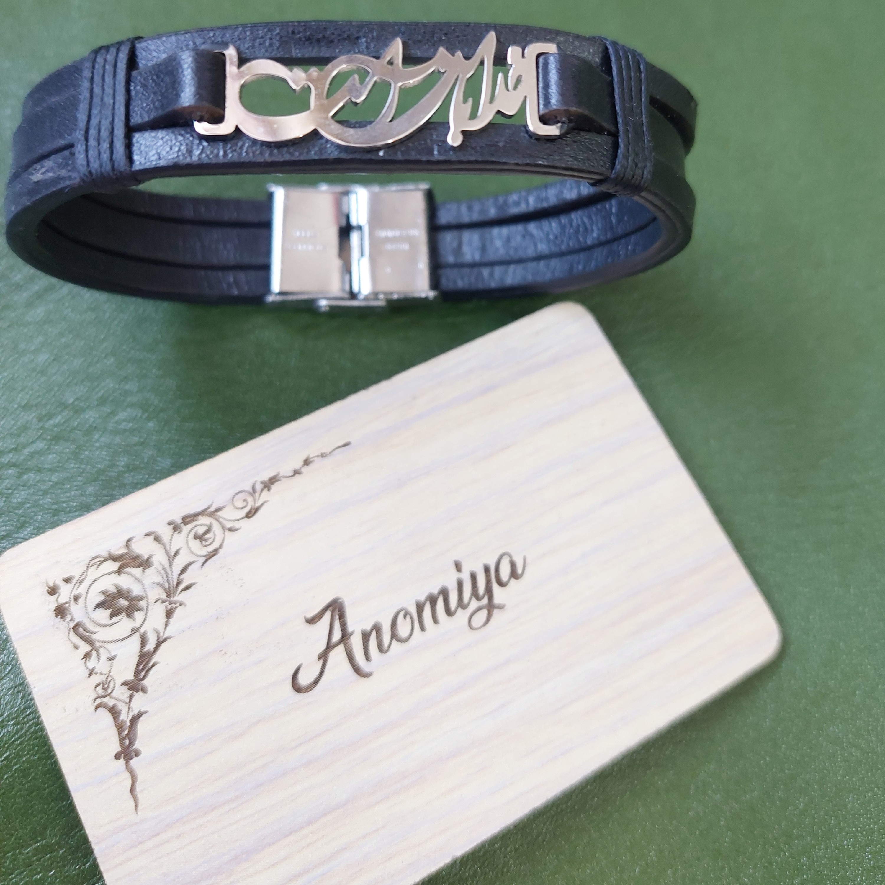 دستبند چرمی طرح خدا با ماست  آنومیا با چرم کاملا طبیعی گاوی و پلاک استیل رنگ ثابت 