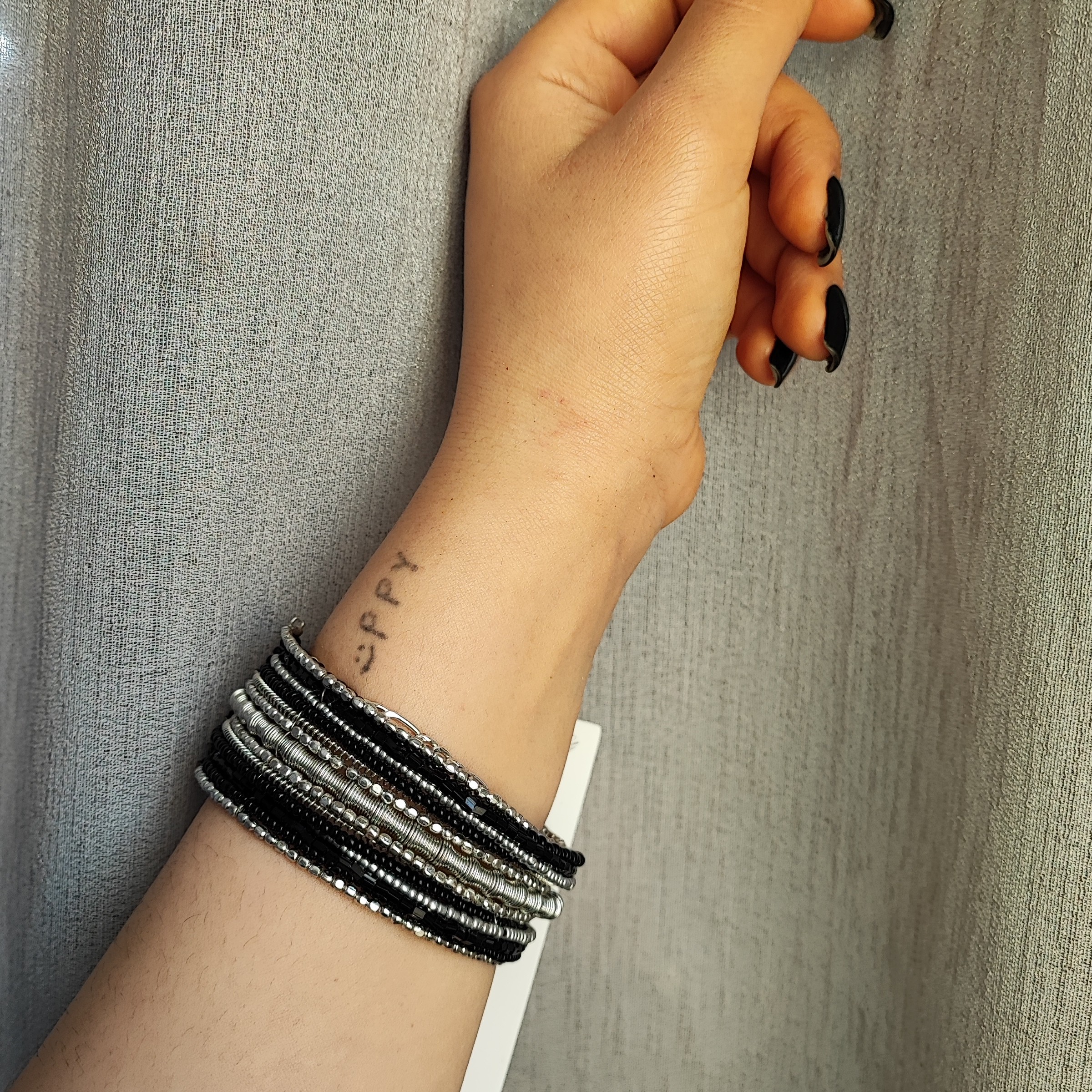 دستبند مشکی زیبا 