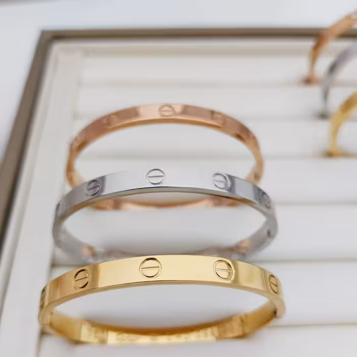 دستبند پهن بنگل طرح طلا .کد9562 .در سه رنگ موجوده. تمام استیل. آبکاری طلا. رنگ ثابت. ضدحساسیت