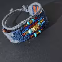 دستبند دوستی گلیم بافت برای استایل سنتی و بوهو هم مناسبه