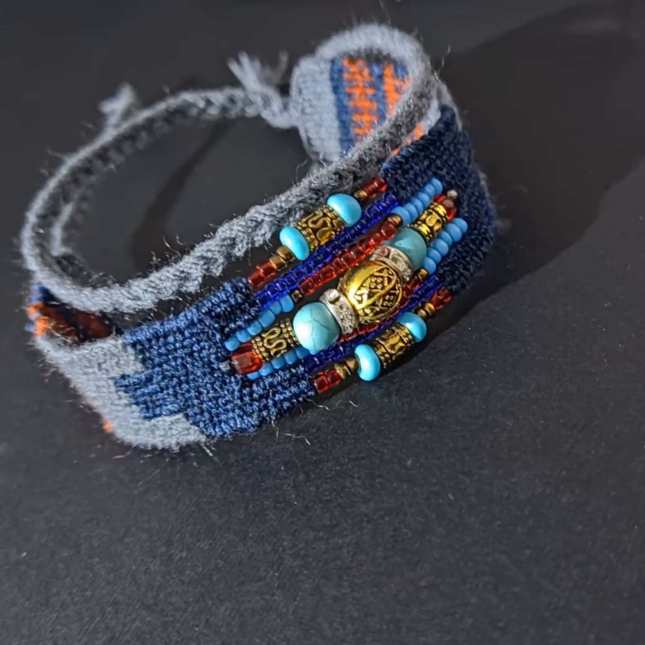 دستبند دوستی گلیم بافت برای استایل سنتی و بوهو هم مناسبه