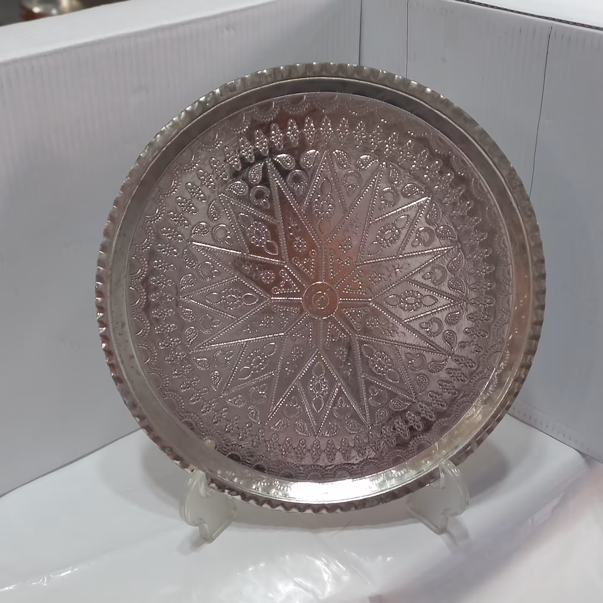 سینی مسی طرح دار سفید سایز 6 قطر 28