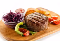 عکس استیک گوشت روی میز چوبی | گرافیک با طعم تربچه