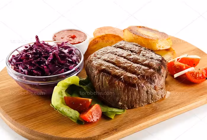 عکس استیک گوشت روی میز چوبی | گرافیک با طعم تربچه