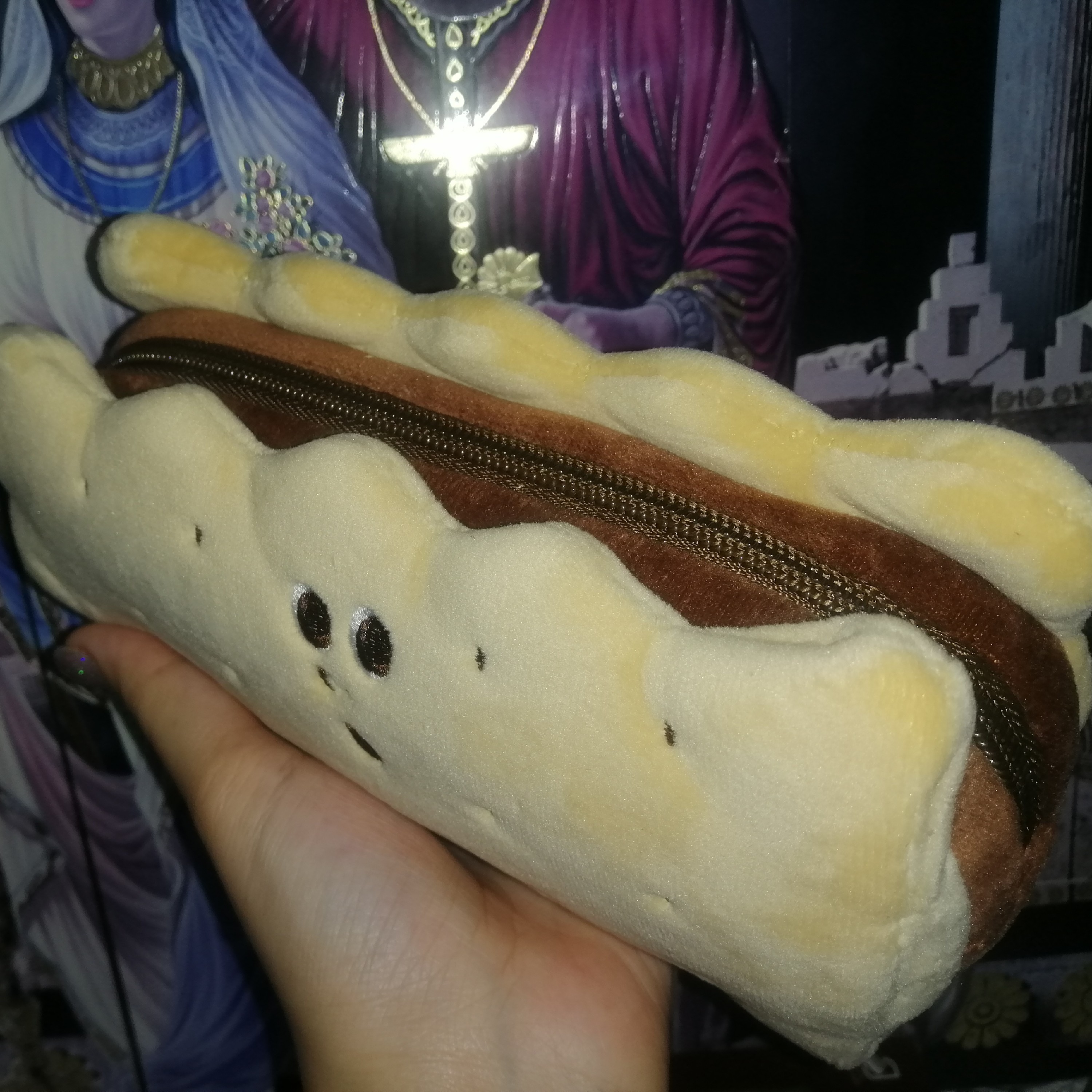 جامدادی طرح ساندویچ جنس نرم مخمل قابل شستشو دارای 1 زیپ ولی جادار