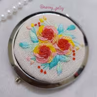 آینه استیل جیبی گلدوزی شده طرح گل های بهاری زیبا و جذاب به همراه آینه دوطرفه