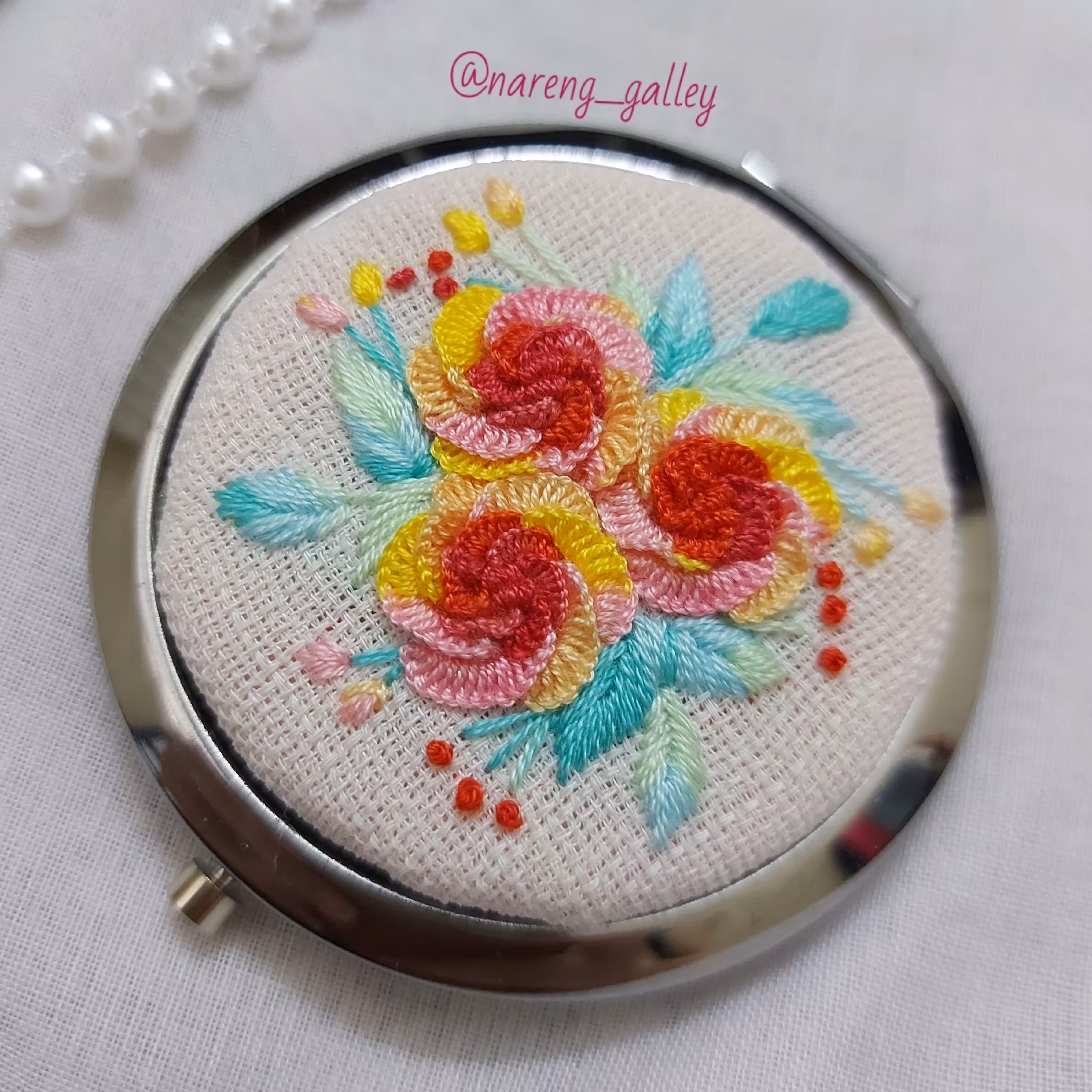 آینه استیل جیبی گلدوزی شده طرح گل های بهاری زیبا و جذاب به همراه آینه دوطرفه