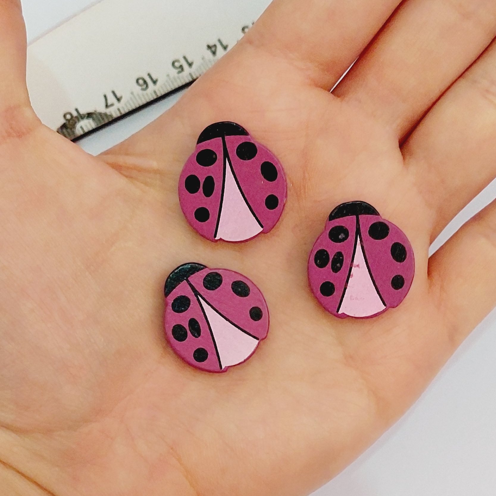 مهره چوبی طرح کفشدوزک سوراخ دار(3عددی)طول2سانت