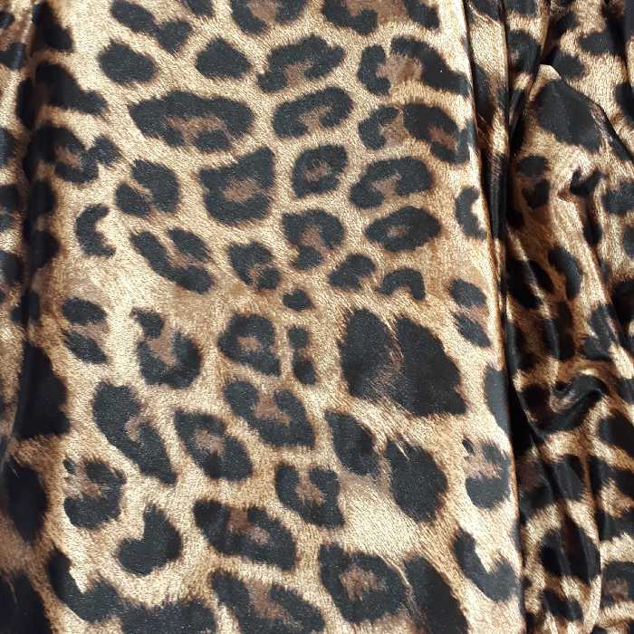 پارچه مخمل پلنگی یک متر و 15 سانت موجوده قیمتی که گذاشته شده برای یک متر و 15 سانت میباشد 