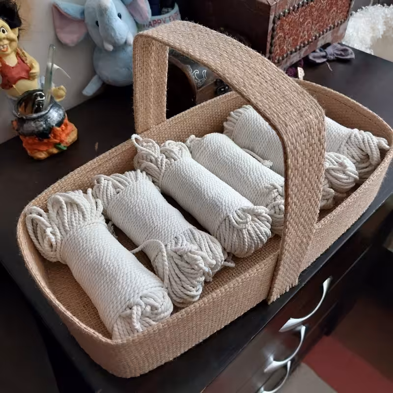 نخ مکرومه دو میل سفید بسته بندی شده. 