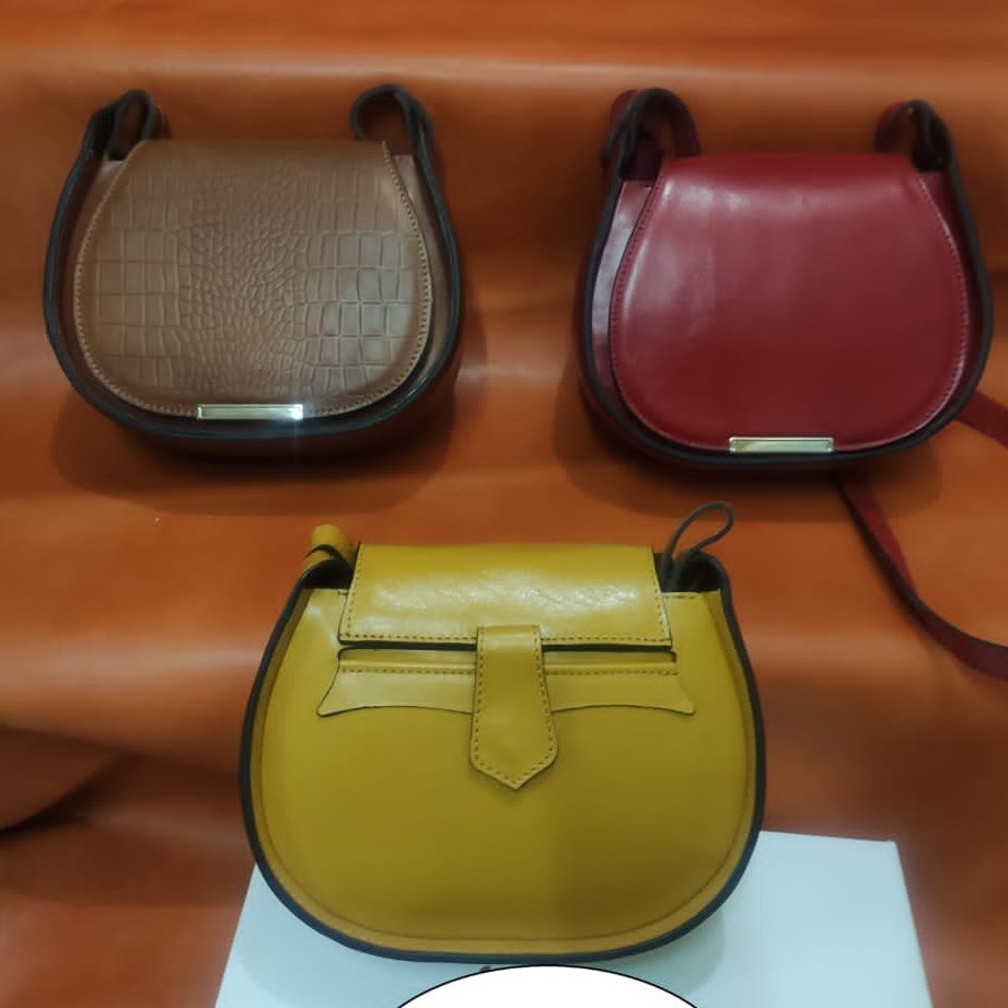 کیف دوشی شیک و راحت
بسیار زیبا تمام چرم گاوی طبیعی
در رنگهای مختلف
شیک و عام پسند
زیبا و قابل ست با هر کفشی
بدون آستر و