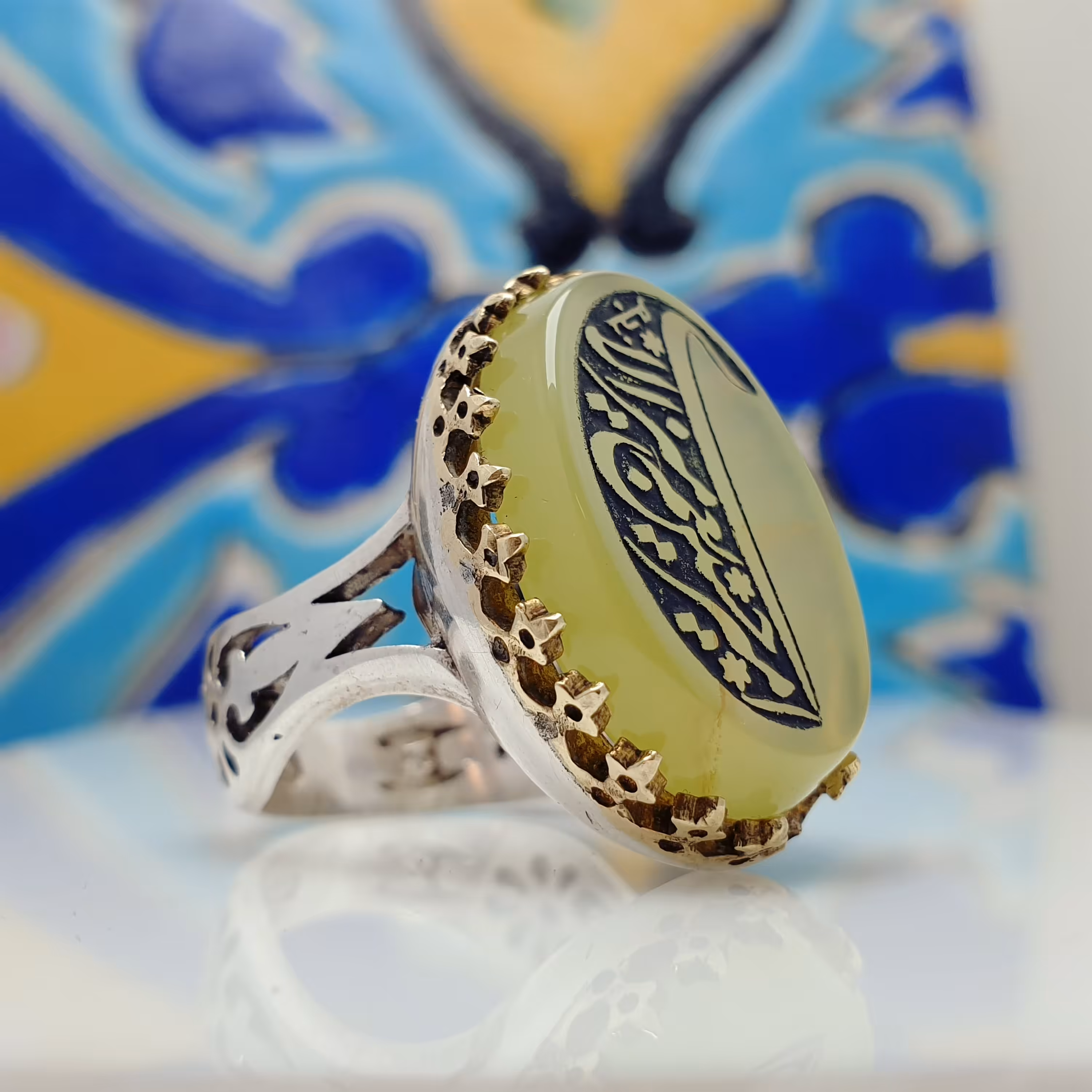 نگین عقیق زرد زیتونی با رکاب نقره زیبای مردانه تاج طلایی رنگ ثابت