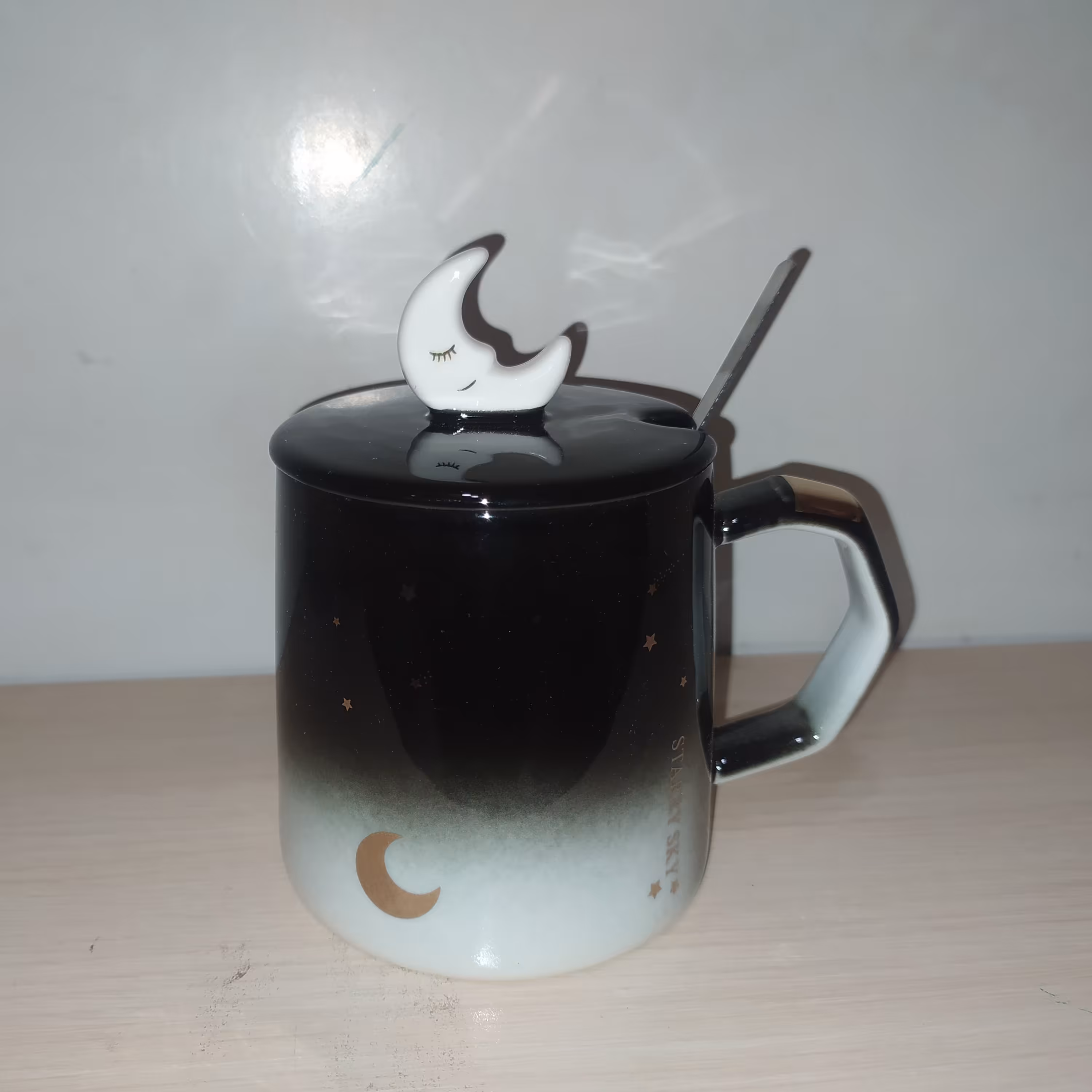 ماگ( لیوان) همراه با قاشق ودرب ماگ طرح ماه