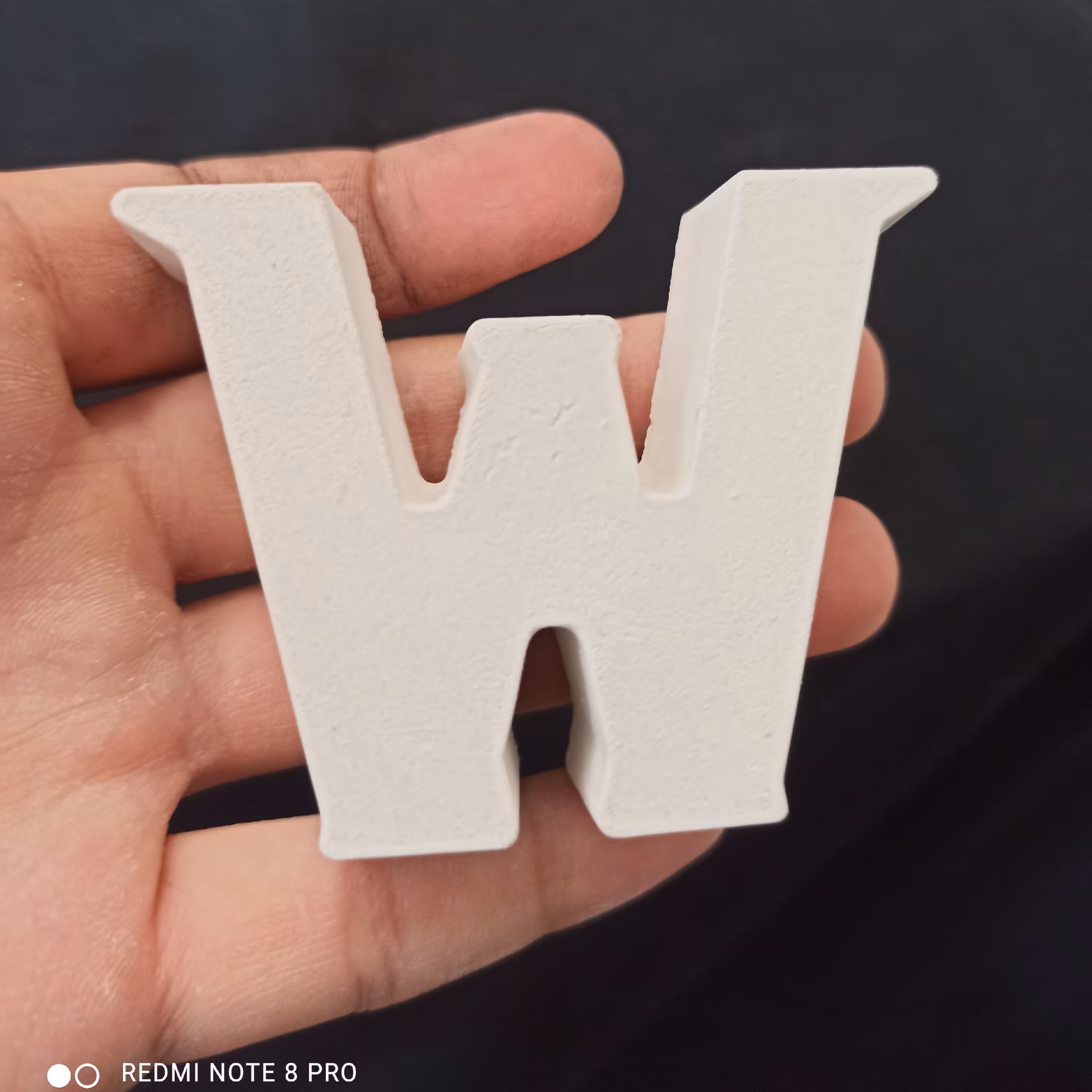 بیس خام حرف W ، فونت رومی بزرگ ، جنس بتنی سنگی ، ضخامت 2 سانتی متر ، ارتفاع 5.5 سانتی متر