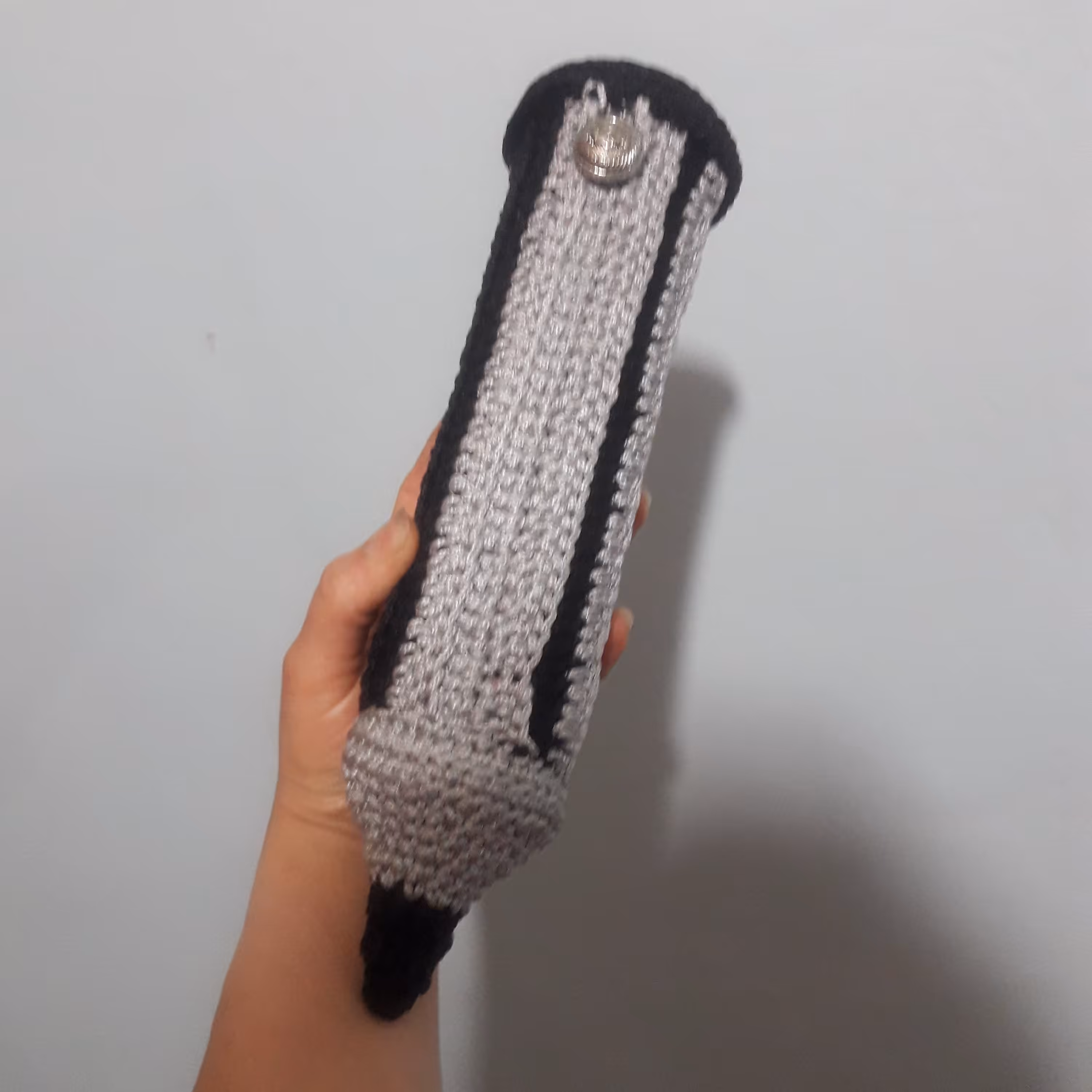 جا مدادی  دستبافت مکرومه طرح مداد دورنگ طوسی . مشکی دکمه  خور بسیار شیک با ایستایی عالی و قابل شستشو