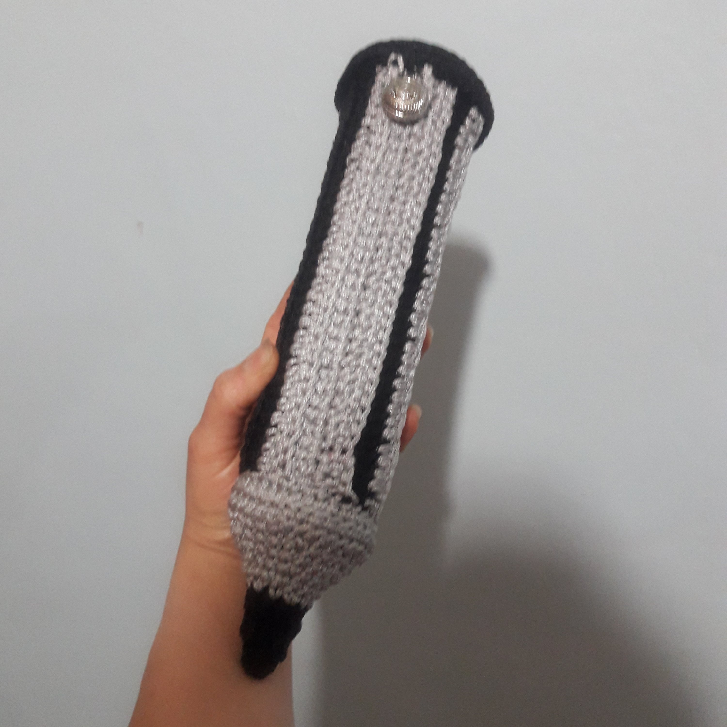 جا مدادی دستبافت مکرومه طرح مداد دورنگ طوسی . مشکی دکمه خور بسیار شیک با ایستایی عالی و قابل شستشو