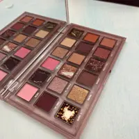 سایه 18 رنگ اورجینال ناتی هدابیوتی
Noughty
HudaBeauty
18 رنگ بسیار پرطرفدار و پرفروش
دارای پیگمنت و پوشش دهی عاالی
ضد تع