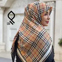 روسری نخی سیا اسکارف وارداتی زمینه کرم چهارخانه برند ارکیده قواره 135 در 135

