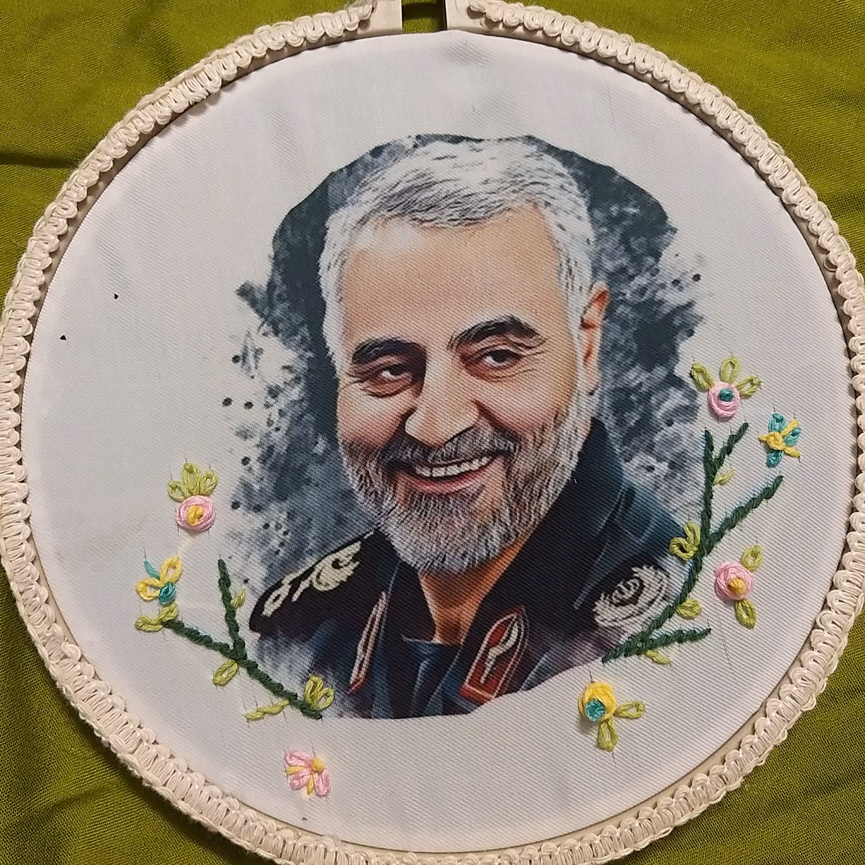 قاب گلدوزی شده ی سردار سلیمانی