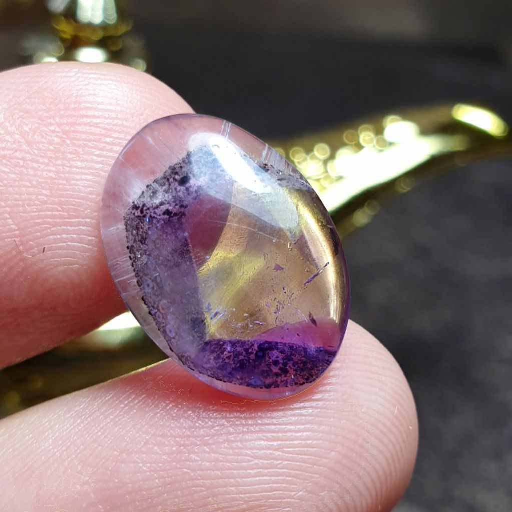  نگین فوق العاده زیبای سنگ آماتیست تراپیچ زغالی بسیار خاص اصل معدنی با وزن 6قیراط
کد  25700