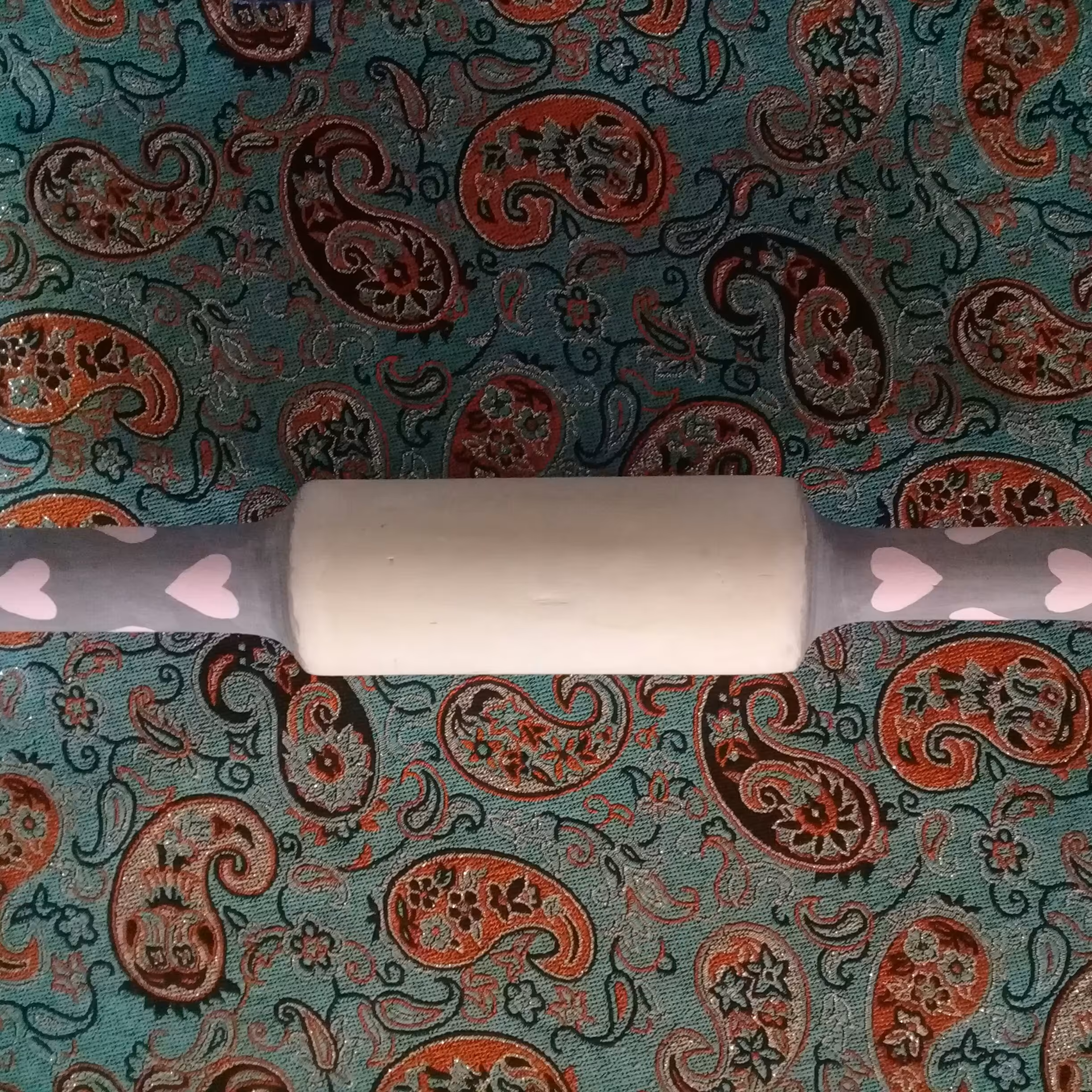 وردنه کوچک چوبی مزین به طرح فانتزی زیبا ی قلب رنگ صورتی طوسی