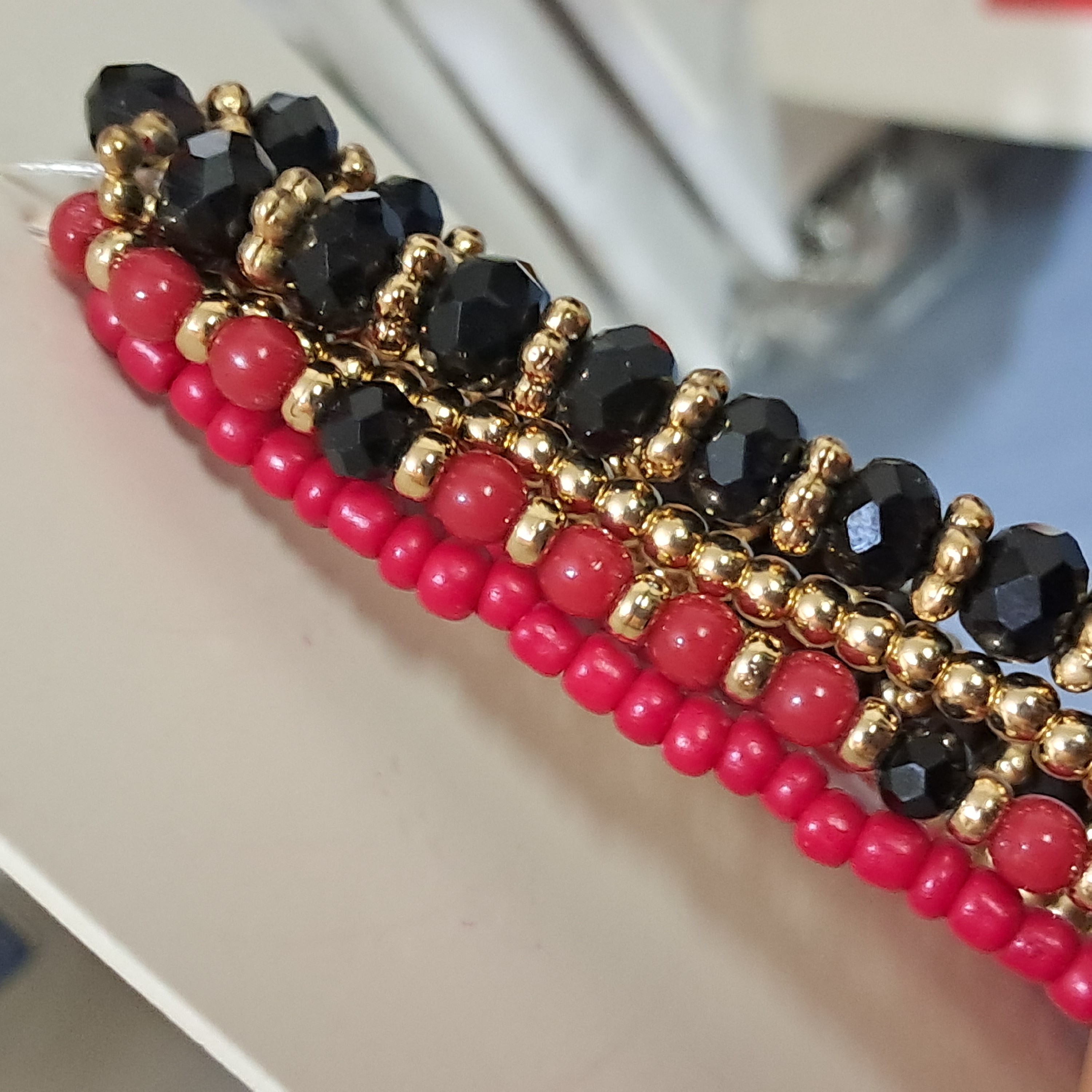 4عدد دستنبد کشی کریستالی و مهره ای بسیار زیبا.مناسب هدیه...روزانه بدلیجات 50 درصد تخفیف رو استوری میکنیم.مارو دنبال کنید