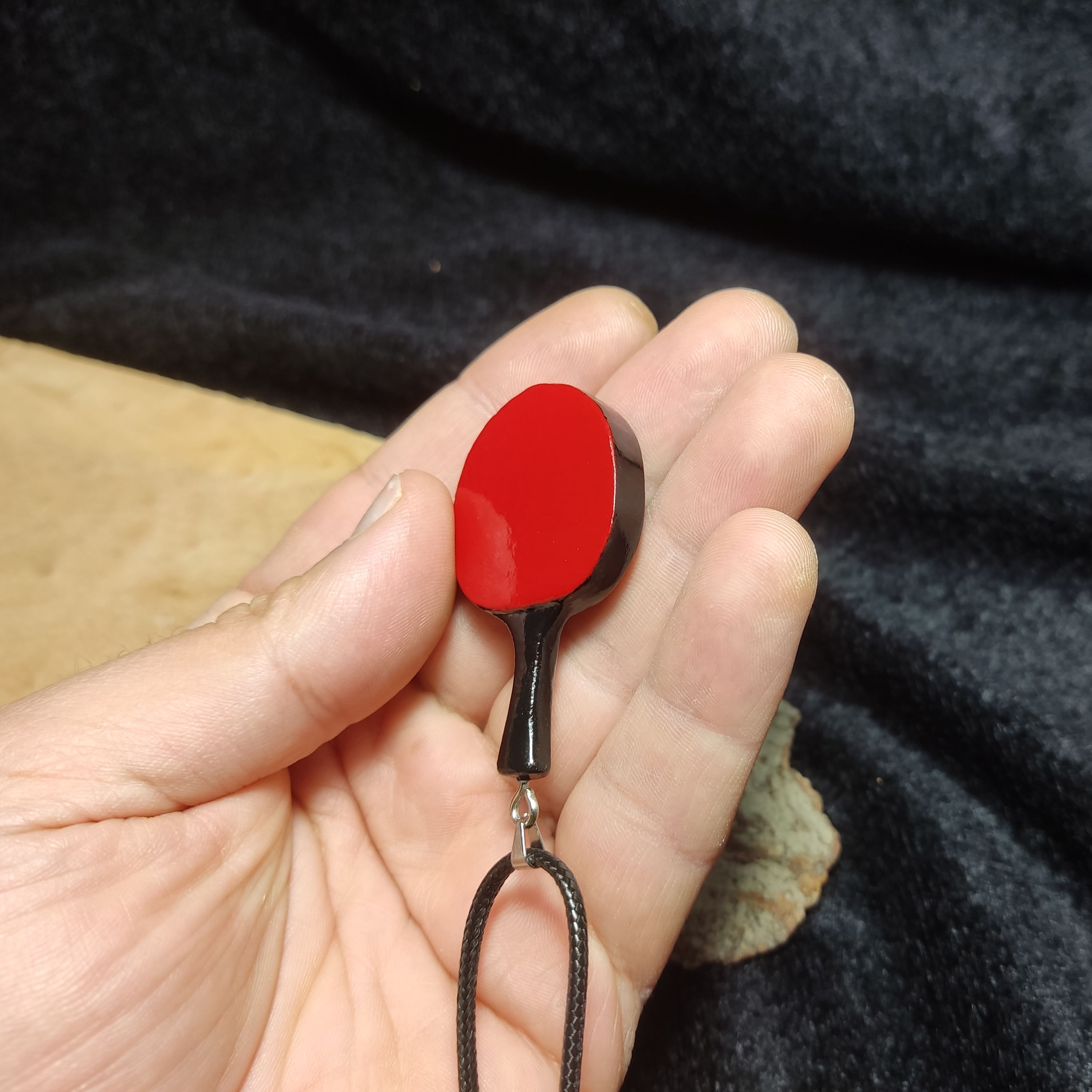 گردنبند راکت پینگ پنگ چوبی قرمز