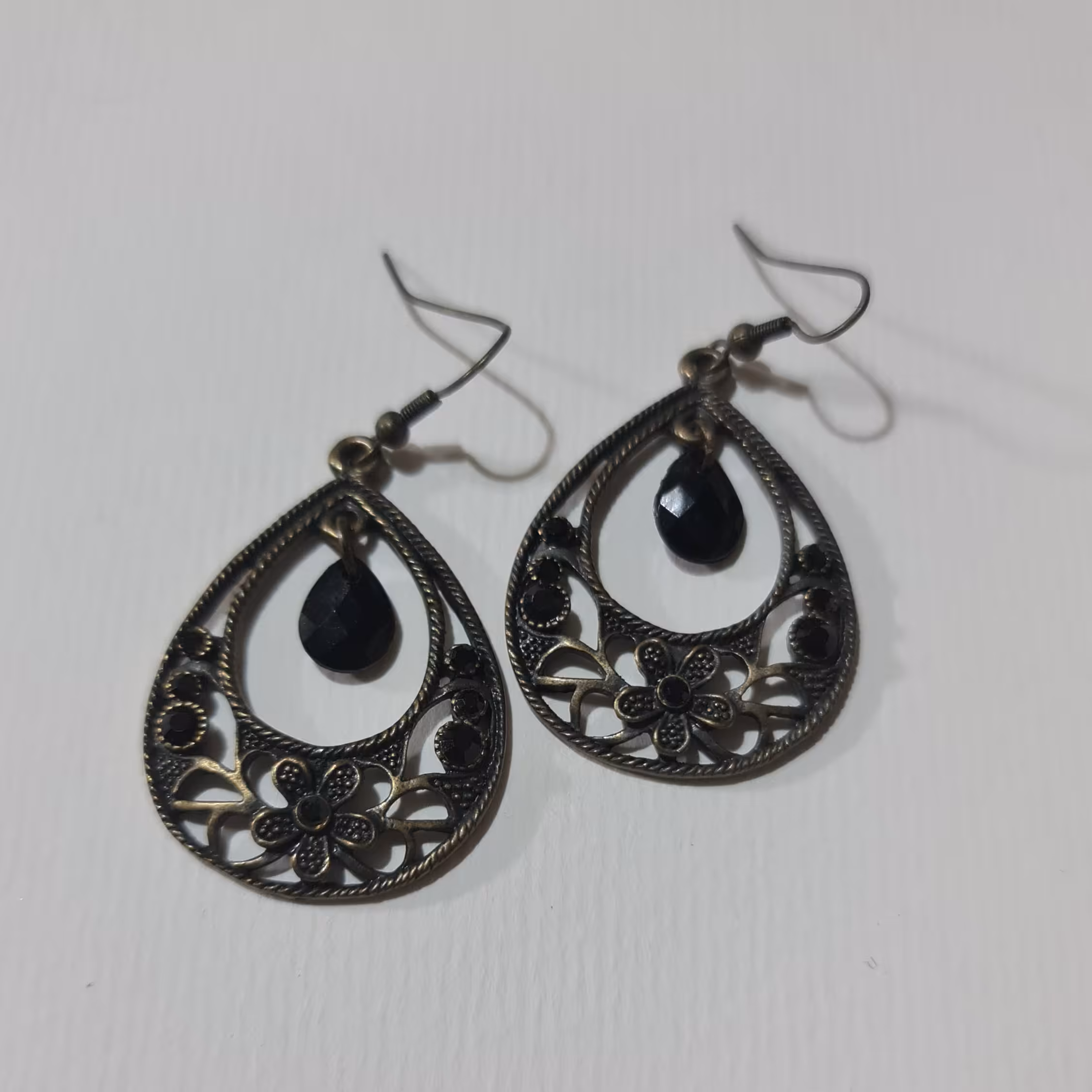 گوشواره آویز  برنجی ترکیب با سنگ مشکی