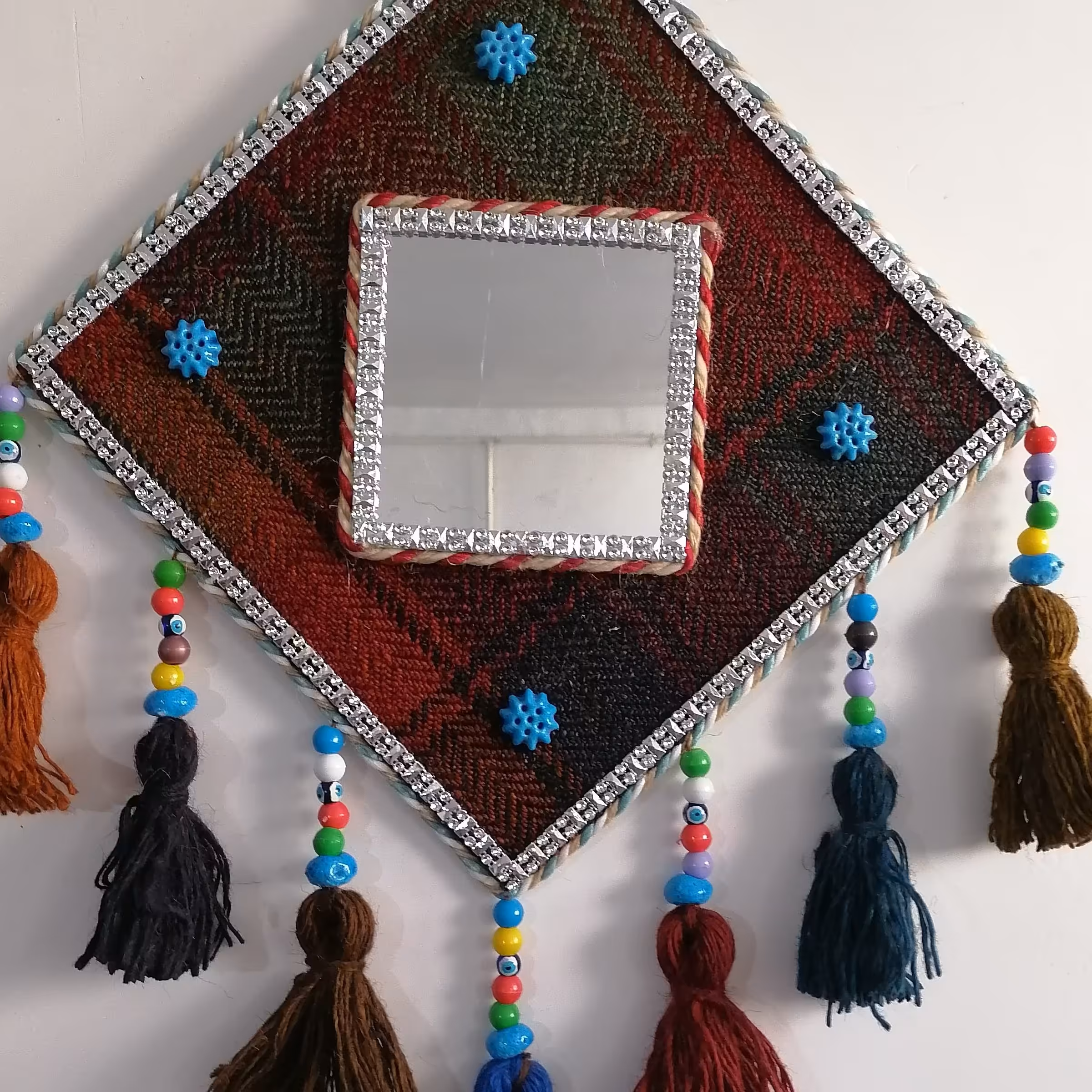 آیینه سنتی باابعاد35در35سانت استفاده شده از موج وجاجیم سنتی بسیارزیبا بامهره های رنگی ومنگوله پشمی 